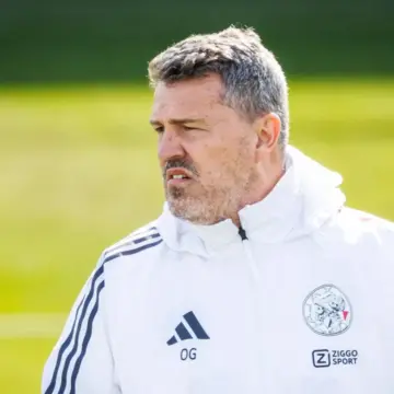 أياكس يخوض اللقاء أمام هيراكليس بخط وسط مفاجئ للغاية